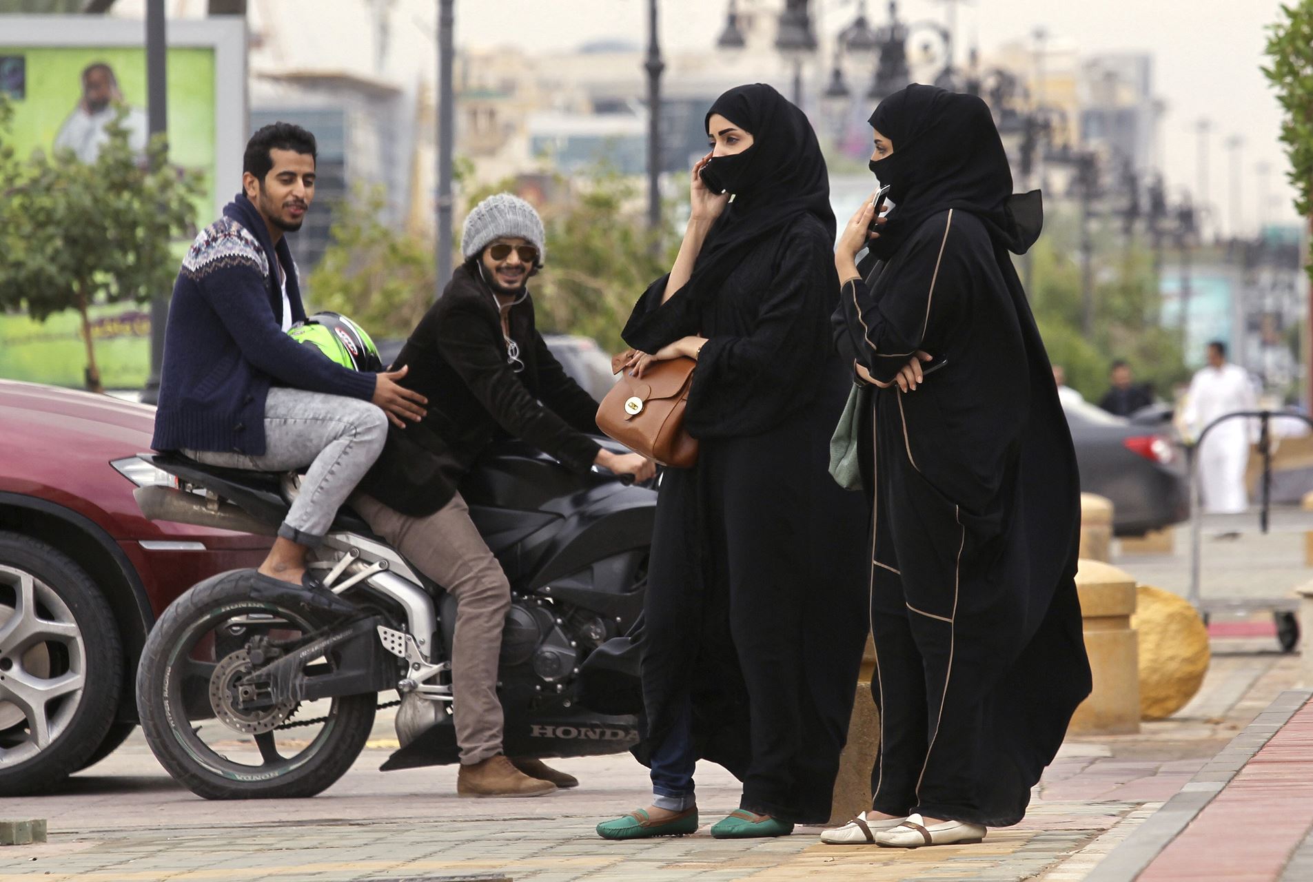 Mulheres Vão Poder Conduzir Motos Na Arábia Saudita Motonews Andar De Moto