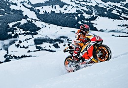 Marc Marquez na neve aos comandos da sua Honda RC213V de MotoGP