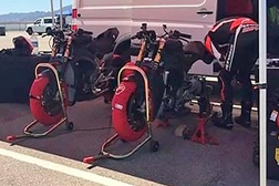 Carlin Dunne testa Ducati Panigale V4 R streetfighter!