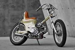 Honda Super Cub da 2Loud Custom – Inspiração chopper