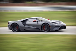 A fundo nas pistas e calmamente a caminho de casa - Novo Ford GT Carbon Series 2019