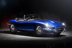 E-TYPE exclusivo da Jaguar Classic no desfile do Jubileu de platina da Rainha - Uma encomenda especial inclui uma cor exterior exclusiva inspirada na bandeira do Reino Unido