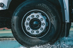 Bridgestone Duravis R002 é o melhor em piso molhado - Testes realizados pela TÜV SÜD