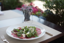 Carpaccio de novilho clássico com lâminas de parmesão e balsâmico