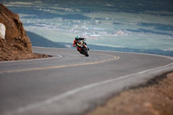 Rennie Scaysbrook e Aprilia são os novos reis de Pikes Peak