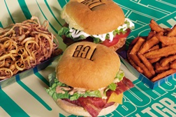 Hambúrguer suculento 100% vegan com sabor a carne no TGB - The Good Burger, com a L’Otra Mediterranean Food