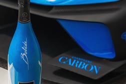 Bugatti revela a edição ƎB.03 em parceria com a Champagne Carbon - Inspirado no Bolide a garrafa é em fibra de carbono
