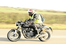 Triumph Thruxton R Black apanhada a testar