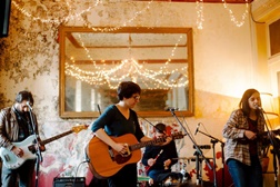 They're Heading West convidam Joana Barra Vaz para concerto na Casa Independente