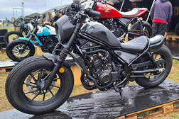 A Honda apresentou no Wheels and Waves 2022, as dez melhores personalizações da Rebel