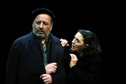 Américo Silva e Joana Bárcia em Do alto da ponte, de Arthur Miller, encenação de Jorge Silva Melo