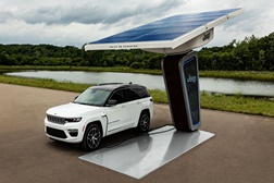 Jeep Grand Cherokee 4xe eleito "Green 4x4 of the Year 2023" - O primeiro Grand Cherokee a oferecer uma variante híbrida plug-in (PHEV)