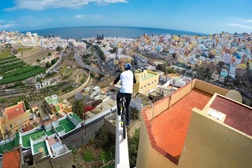 Danny MacAskill destemido pelos telhados de Las Palmas