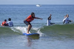 Garrett McNamara voltou às ondas para uma aula de surf para crianças