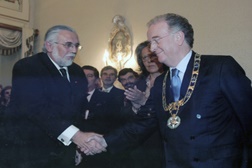 A terminar o mandato, o Presidente da República Jorge Sampaio exibe o Grande-Colar da Ordem Militar da Torre e Espada, recebido por direito próprio, de acordo com a lei (n.º 2, art.º 9.º, Lei n.º 5/2011, de 2 de março).