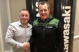 John McGuinness assina pela Kawasaki para mais um assalto ao TT na Ilha de Man