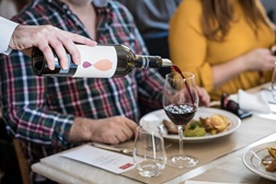 Enoteca Cartuxa e Cafetaria do Páteo de São Miguel reabrem com novas medidas de higiene e segurança