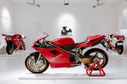 A 916 de Massimo Tamburini está em exposição no Museu Ducati