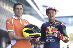 Jovens pilotos da Red Bull Rookies Cup recebem capacetes Schuberth SR2 personalizados