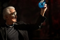 Bombay Sapphire e Baz Luhrman lançam campanha "Saw This, Made This"