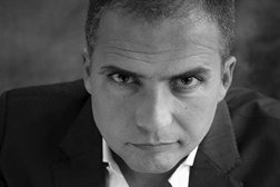 Ricardo Araújo Pereira apresenta “Estar Vivo Aleija” nos fóruns FNAC