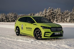 Škoda Enyaq RS IV conquista dois títulos do Guinness World Records - Drift no gelo de 7 km e 351 metros