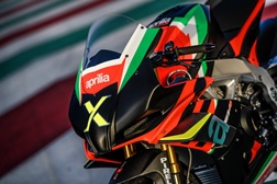 Aprilia celebra o 10º aniversário da RSV4 com lançamento da RSV4 X