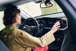 Manual de instruções da Opel: digital em vez do papel - Poupança de centenas de milhões de páginas impressas em papel