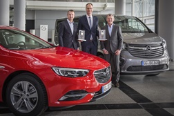 O CEO da Opel, Michael Lohscheller (ao centro) recebeu os troféus "Connected Car" do Insignia e do Vivaro Life hoje entregues pelo diretor-geral do Grupo Auto Bild, Stephan Fritz (à esquerda), e o diretor da Auto Bild, Tomas Hirschberger, num encontro na Adam Opel Haus.