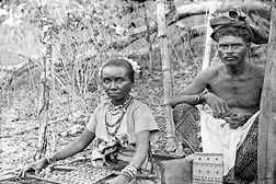 "Tecedeira de Helong e o seu marido fotografados em Timor - início do século XX - Fotógrafo desconhecido" /©Collection Nationaal Museum van Wereldculturen