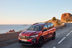Dacia com resultado histórico de vendas em Portugal - Toyota revela o renovado Highlander para 2023