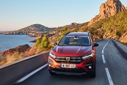 Dacia Jogger: o familiar de 7 lugares reinventado - Um automóvel do segmento C com um preço imbatível