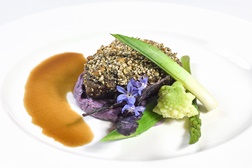 Black Angus com crosta de sementes e especiarias, puré de batata vitelotte