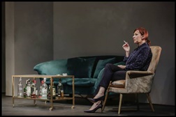 Maria João Abreu em "Fenda", com texto e encenação de Rodrigo Francisco