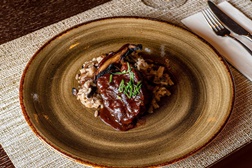 Vitela de comer à colher com risoto de cogumelos