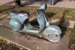 Roubada a estátua Vespa GS evocativa dos 50 anos do Vespa Clube de Lisboa