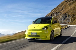 Novo Abarth 500e totalmente elétrico - Arquitetura elétrica, melhor distribuição de peso, binário superior e maior distância entre eixos