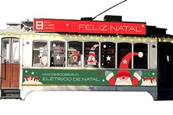 Elétrico histórico do Porto dá boleia ao Pai Natal