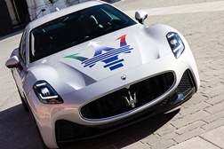 Novo Maserati Granturismo está na estrada - E a Maserati family está no lugar do condutor