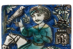 Placa Falcoeiro a cavalo Irão, Qajar, séc. XIX Cerâmica com decoração policroma sob vidrado transparente 22x14,4cm Casa-Museu Dr. Anastácio Gonçalves, Inv.º CMAG 496 © DGPC/ADF – José Paulo Ruas