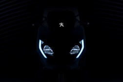 Nova scooter de três rodas Peugeot Metropolis deixa-se ver num “teaser”