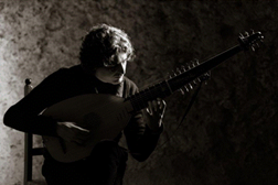Recital de tiorba e guitarra barroca pelo músico Simone Vallerotonda no Palácio Nacional da Ajuda