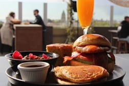 Há um novo brunch para provar no Porto no rooftop com a melhor vista da cidade