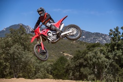 Nova Honda CRF450R de 2022 pronta para atacar nas pistas de MX