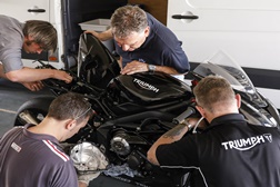Triumph tricilíndrico de Moto2 testa em Motorland
