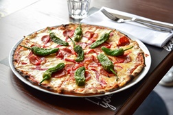 Guilty by Olivier celebra Santos Populares com pizzas e hambúrgueres