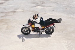 Ewan McGregor anunciado como embaixador da Moto Guzzi V85TT