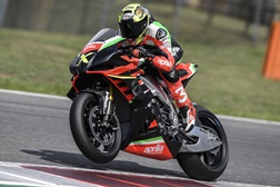 Max Biaggi já levou a sua exótica Aprilia RSV4 X para a pista!
