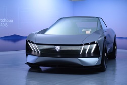 Estreia na europa do Peugeot Inception Concept - Primeira colaboração artística com o designer Emeric Tchatchoua