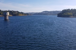 Virámos a esquina e fomos até ao Lago Azul